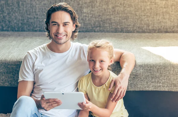 Father and daughter with gadget — Stock Photo, Image