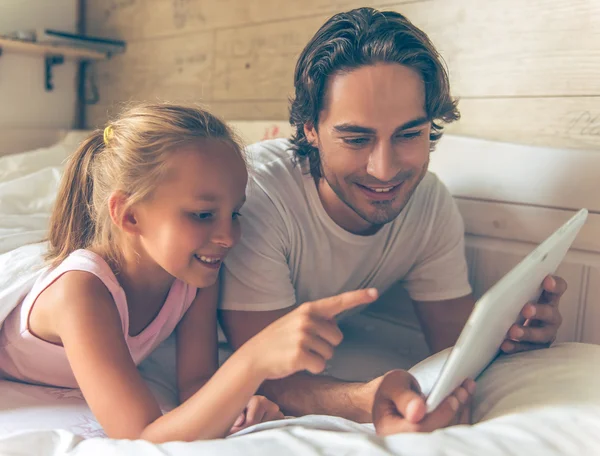 Pai e filha com gadget — Fotografia de Stock