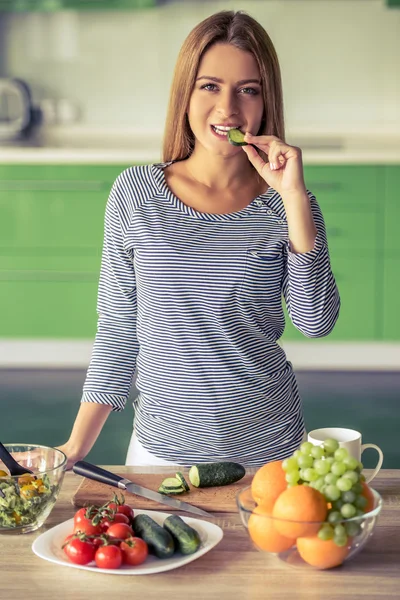 Chica en la cocina — Foto de Stock