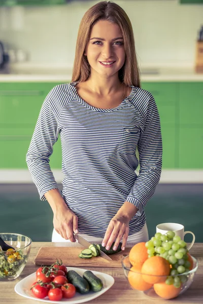 Fille dans la cuisine — Photo