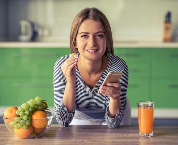 Girl in the kitchen — Stock Photo, Image