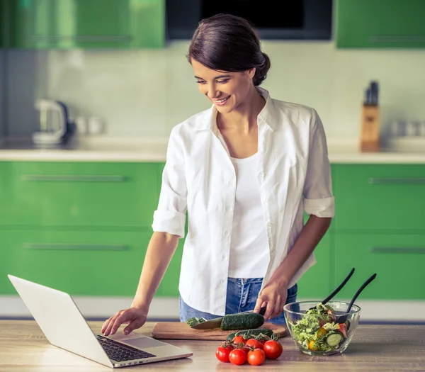 Beautiful girl in the kitchen — Stock Photo, Image
