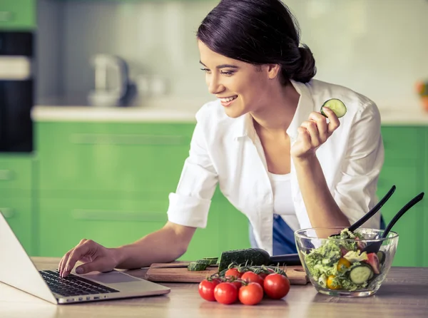 Beautiful girl in the kitchen — Stock Photo, Image