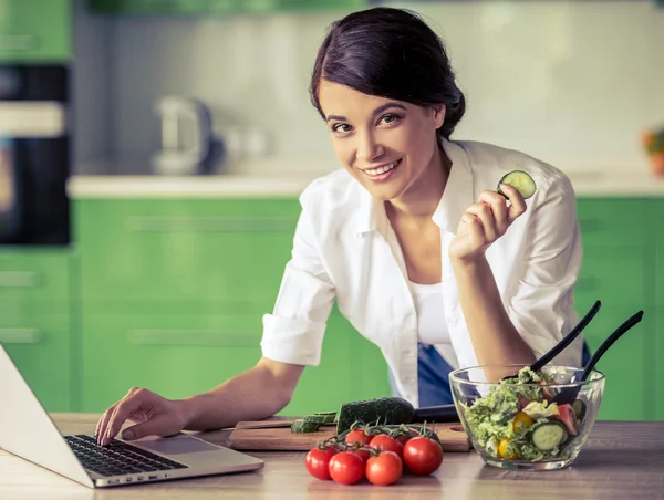 Beautiful girl in the kitchen — Stock Photo, Image