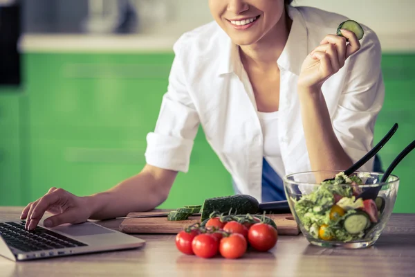 Belle fille dans la cuisine — Photo