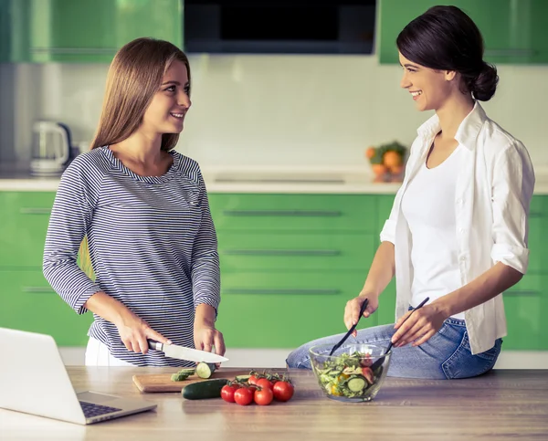 Meninas na cozinha — Fotografia de Stock