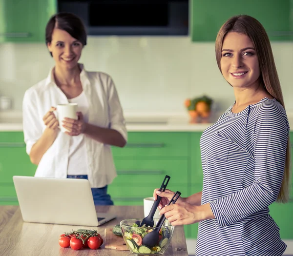 Chicas en la cocina —  Fotos de Stock