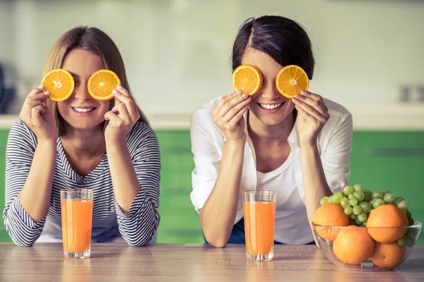 Chicas en la cocina — Foto de Stock