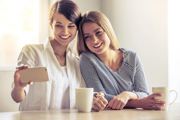 Chicas con gadget — Foto de Stock