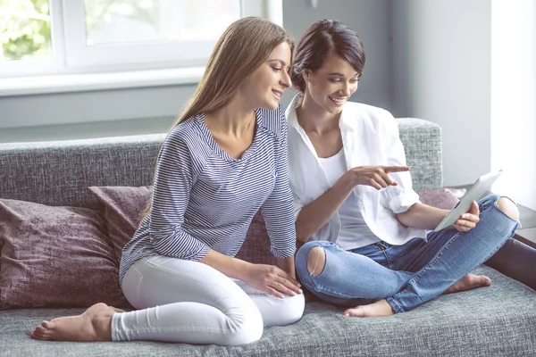 Chicas en casa —  Fotos de Stock