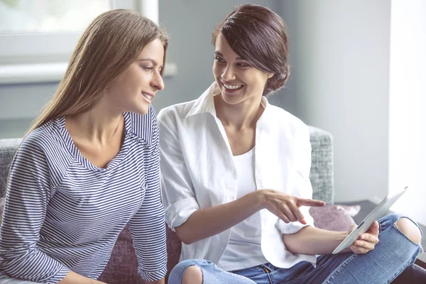 Ragazze a casa — Foto Stock