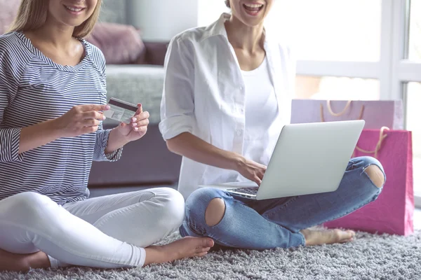 Meninas fazendo compras — Fotografia de Stock