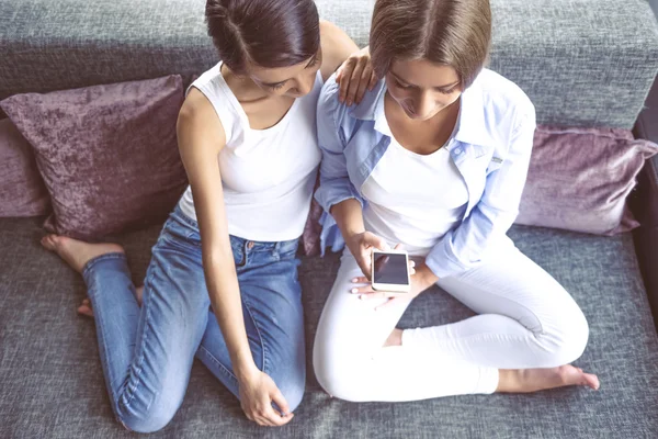 Ragazze con gadget — Foto Stock