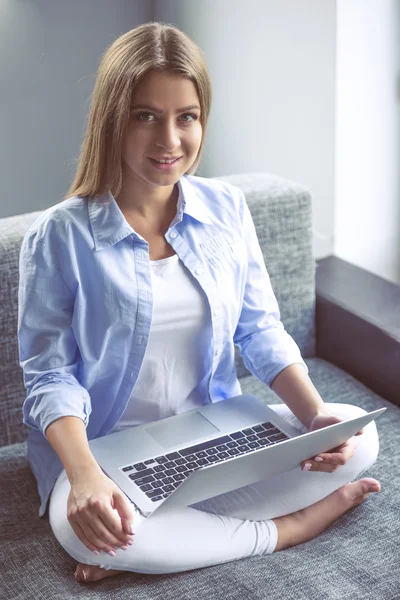 Meisje met gadget thuis — Stockfoto