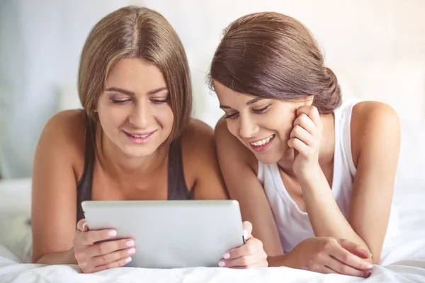 Chicas con gadget en casa —  Fotos de Stock