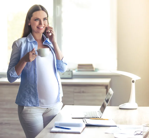 Beautiful pregnant business woman — Stock Photo, Image