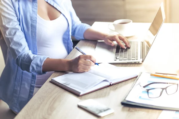 Beautiful pregnant business woman — Stock Photo, Image