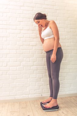 Güzel hamile kadın.