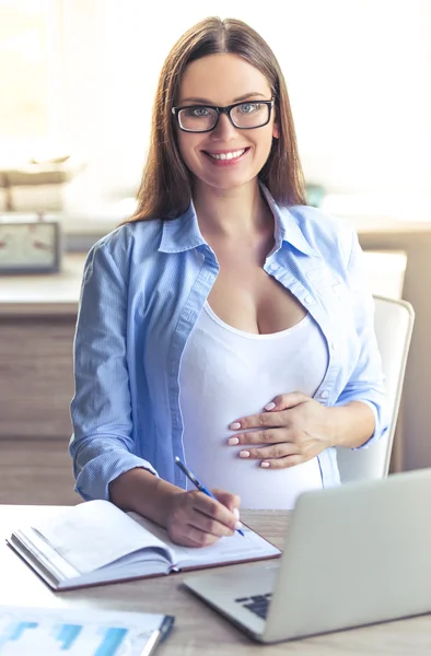 Mujer embarazada hermosa de negocios — Foto de Stock