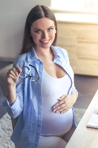 Mujer embarazada hermosa de negocios — Foto de Stock