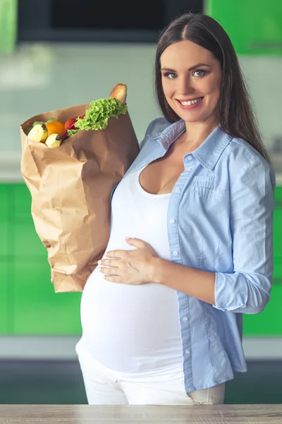 Mujer embarazada en la cocina — Foto de Stock