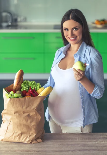 Mulher grávida na cozinha — Fotografia de Stock