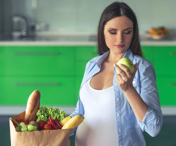 Mujer embarazada en la cocina — Foto de Stock