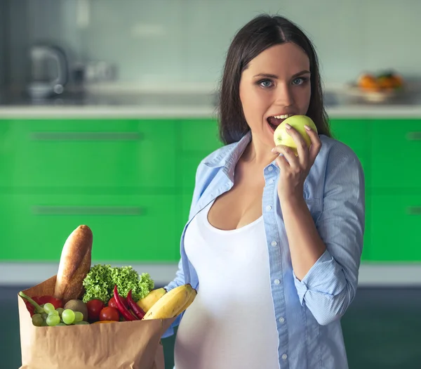 Femme enceinte dans la cuisine — Photo