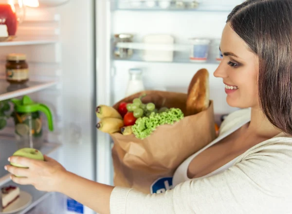 Mujer embarazada en la cocina — Foto de Stock