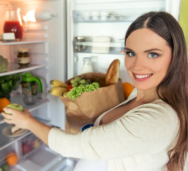 Pregnant woman in the kitchen — Stock Photo, Image