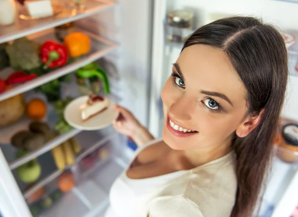 Mulher grávida na cozinha — Fotografia de Stock