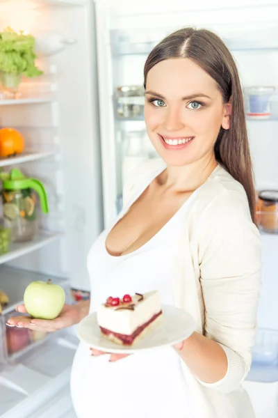 Mujer embarazada en la cocina — Foto de Stock