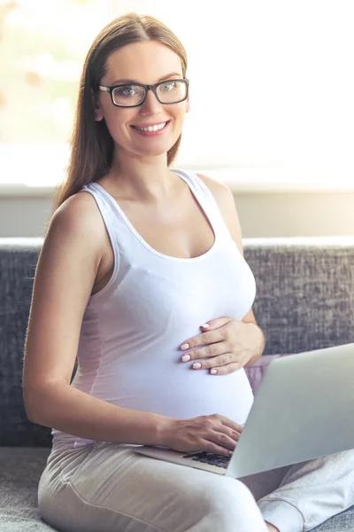 Mooie zwangere zakenvrouw — Stockfoto