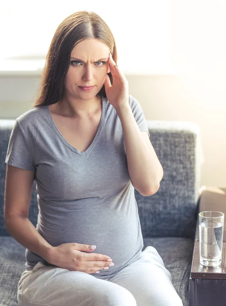 Hermosa mujer embarazada cansado — Foto de Stock