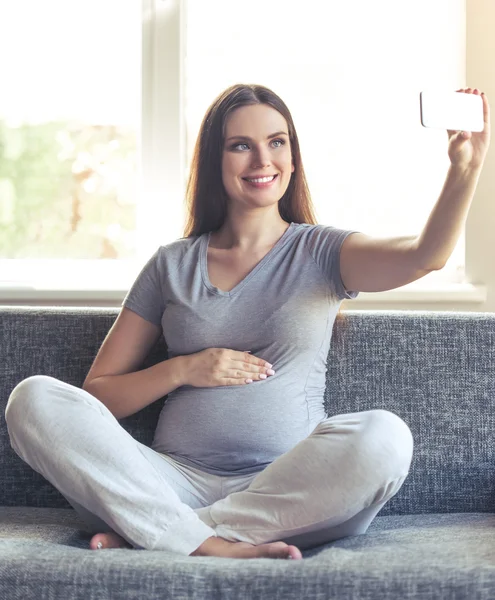 Vacker gravid kvinna hemma — Stockfoto