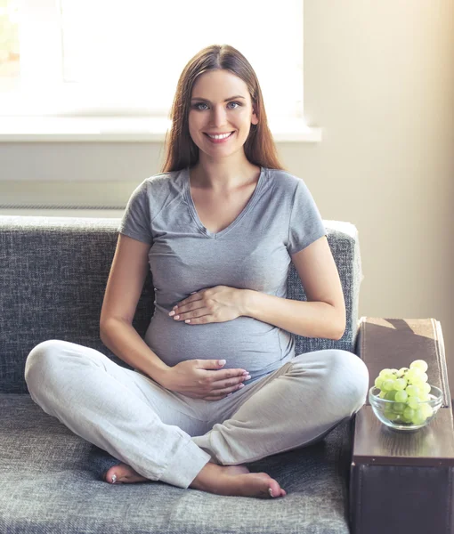 Mulher grávida bonita em casa — Fotografia de Stock