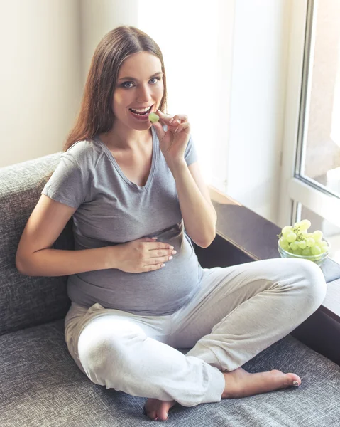 Vacker gravid kvinna hemma — Stockfoto