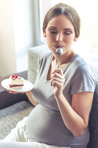 Wanita hamil yang cantik di rumah — Stok Foto