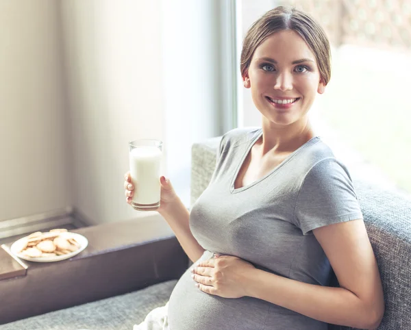 Schöne schwangere Frau zu Hause — Stockfoto
