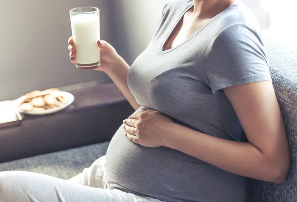 Красивая беременная женщина дома — стоковое фото