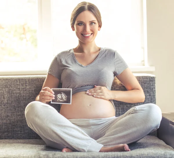 Vacker gravid kvinna hemma — Stockfoto