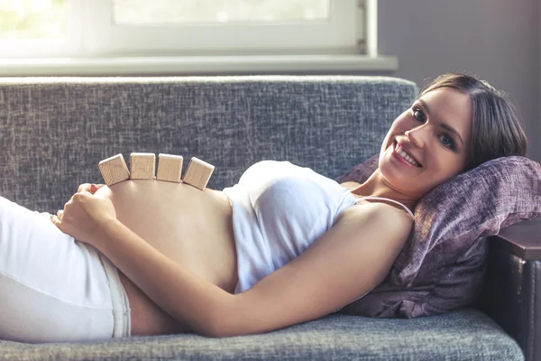 Belle femme enceinte à la maison — Photo