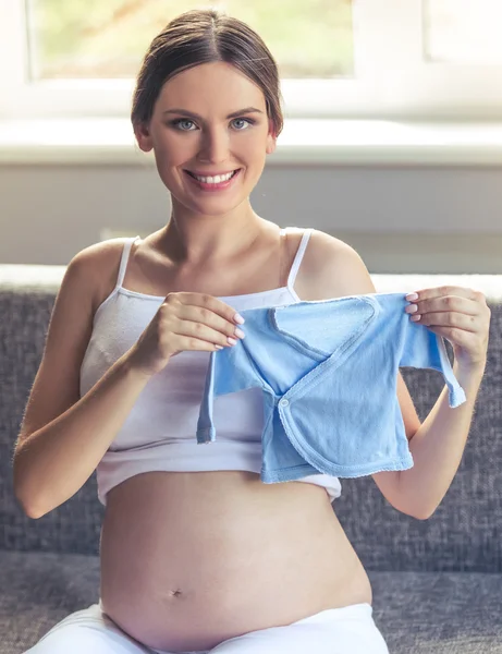 Schöne schwangere Frau zu Hause — Stockfoto