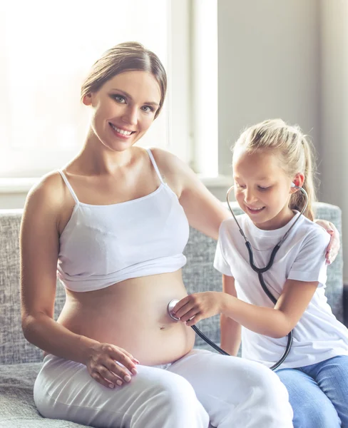 Gravid kvinna med dotter — Stockfoto