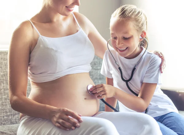 Zwangere vrouw met dochter — Stockfoto