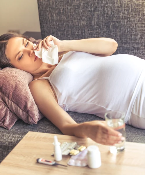 Těhotná žena má studené — Stock fotografie