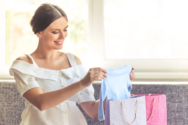 Bella donna incinta a casa — Foto Stock