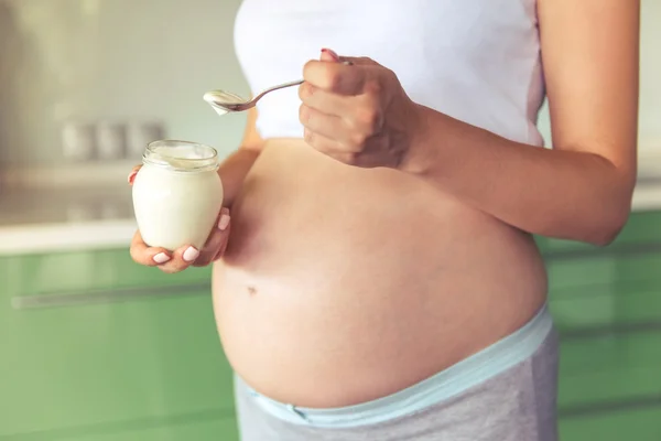 Mulher grávida na cozinha — Fotografia de Stock