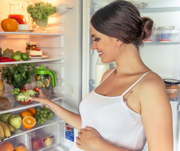 Mulher grávida na cozinha — Fotografia de Stock