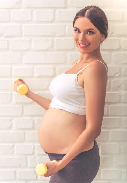 Mujer embarazada hermosa — Foto de Stock